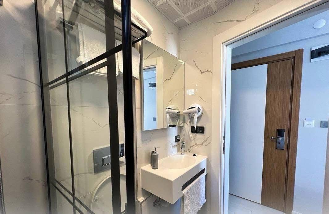 Ensuite bathroom with modern fixtures